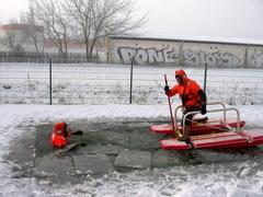 Rettung von Eingebrochenen mit dem Eisretter und Sicherungsleine