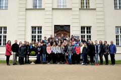 Gruppenfoto vor der Begegnungsstätte Schloss Gollwitz Foto: Jacqueline Steiner