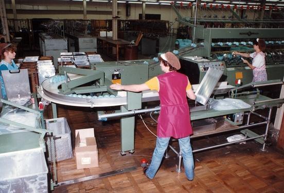 Bis in die frühen 1990er Jahre wurde in Brandenburg an der Havel Garne hergestellt und Textilien produziert. Eine veränderte Weltmarktsituation führte in vielen Textilstädten in West und Ost zum Zusammenbruch der Textilindustrie (Foto Stadtmuseum Brandenburg an der Havel).