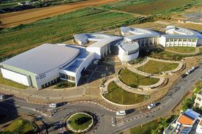 Luftbild der City Sports Hall an der Aviv High School am Rande der Stadt