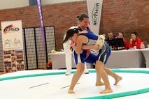 Zwei Jungs ringen miteinander.