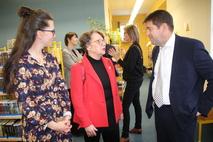 Steffen Scheller im Gespräch mit Professorin Burghilde Wieneke-Toutaoui und der Bildungsbeigeordneten Alexandra Adel.