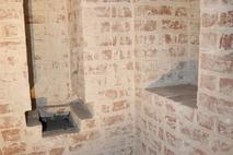 In den Seitenwänden des Gewölberaumes im Turm befinden sich Nischen mit Geheimfächern.