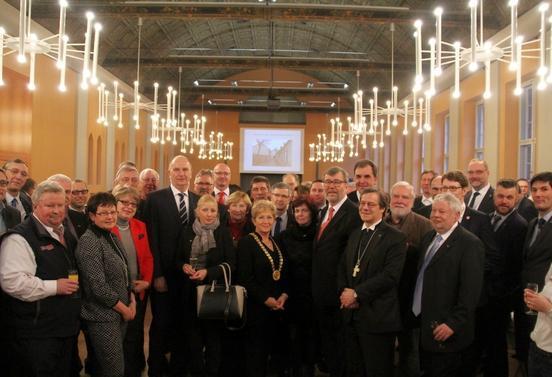 Gruppenbild: Ministerpräsident Dr. Dietmar Woidke, Oberbürgermeisterin Dr. Dietlind Tiemann und Vertreter der jubiläumskommunen