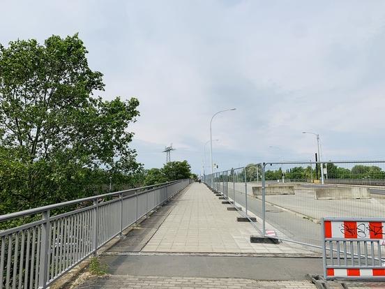 Zu Fuß und mit dem Fahrrad darf die Brücke weiterhin überquert werden.