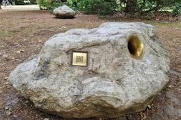 Die Musiksteine liegen bereits im Theaterpark. Die QR-Codes darauf werden erst zur Einweihung am Samstag aktiviert.