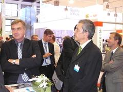 Wirtschaftsminister Ralf Christoffers (links) am Messestand der Havelstadt.