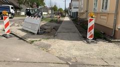 Baustelle mit teilweise fertig gestelltem Gehwegbereich