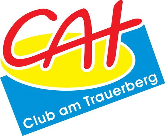 in roten Buchstaben C A T auf gelben rundem Grund, wiederum auf blauem rechteckigen Grund auf dem unten in weißen Buchstraben Club am Trauerberg steht