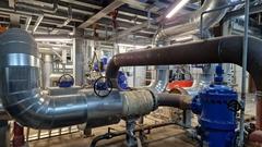 Wo sich einst Ölkessel des Chemiefaserwerkes befanden, gibt es nun über drei Etagen Anlagentechnik für die Fernwärmetrasse.