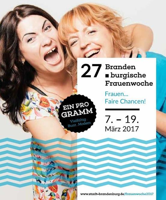 zwei lachende, sich umarmende Frauen mit Schriftzug 27. Brandenburgische Frauenwoche "Frauen... faire Chancen!" 7. bis 19- März 2017