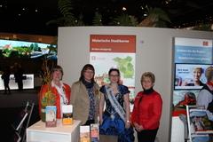 Oberbürgermeisterin und Vorsitzende der Regionalgruppe Süd-West der AG Städte mit historischen Stadtkernen, Dr. Dietlind Tiemann am Stand der AG Städte mit historischen Stadtkernen