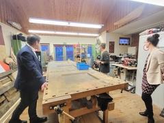 Gespräch in der Holzwerkstatt.