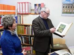 Fielmann AG schenkt Stadt wertvolle "Undine"-Ausgaben