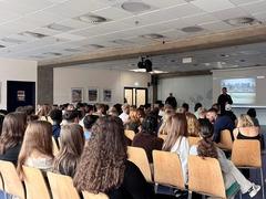 Neben praktischen Einheiten sprach Heise an der Hedegårdsskoolen über die Bedeutung der Städtepartnerschaft, die Entwicklung des Skateboardens