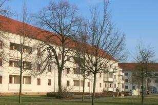 Dreistöckiger Wohnblock mit Balkonen zum Innenhof