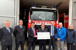 Gruppenfoto mit Scheck.