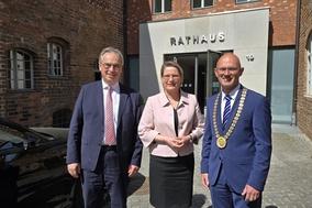 Oberbürgermeister Daniel Keip und OLG-Präsident Matthias Deller nahmen Bundesjustizministerin Dr. Stefanie Hubig in Empfang.