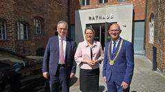 Oberbürgermeister Daniel Keip und OLG-Präsident Matthias Deller nahmen Bundesjustizministerin Dr. Stefanie Hubig in Empfang.