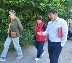 Der Stadtrundgang bietet gute Gelegenheiten miteinander ins Gespräch zu kommen.