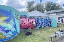 Eine Wand wurde künstlerisch gestaltet.