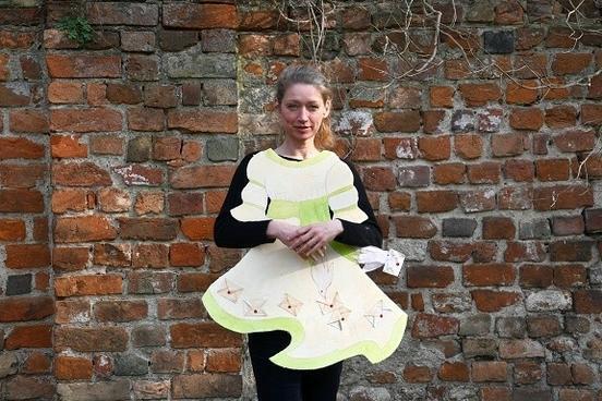 Susanne Petersen im Museumsgarten: Sie trägt den Prototyp für das Wunschkleid aus unserem Osterferienprogramm (Foto: Stadtmuseum Brandenburg an der Havel)