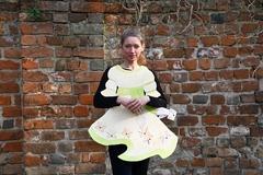 Susanne Petersen im Museumsgarten: Sie trägt den Prototyp für das Wunschkleid aus unserem Osterferienprogramm (Foto: Stadtmuseum Brandenburg an der Havel)