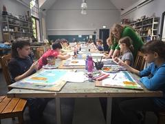 Auch im Kurs von Jessica Dörhöfer wird in der Wredow-Kunstschule derzeit fleißig für den 22. Brandenburger Märchenwettbewerb gemalt.