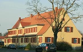 Zweistöckiges Wohngebäude mit Spitzdach