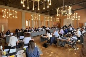 Die beiden größten Fraktionen sind die CDU/FDP mit 12 Sitzen und die AFD mit 11 Sitzen.