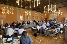 Die beiden größten Fraktionen sind die CDU/FDP mit 12 Sitzen und die AFD mit 11 Sitzen.