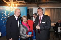 Dr. Dietlind Tiemann gemeinsam mit dem Landrat des Landkreises Jerichower Land, Lothar Finzelberg, und dem Genthiner Bürgermeister Thomas Barz vor dem BUGA-Infostand