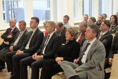 Oberbürgermeisterin Dr. Dietlind Tiemann neben Arbeitsminister Günter Baaske (rechts) und Personalvorstand Dr. Andreas Reichel (links)