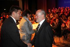 Bürgermeister Steffen Scheller bedankt sich bei Musukschuldirektor Bernd Heese