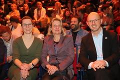 Daniel Keip mit der Landtagsabgeordneten Britta Kornmesser und der Beigeordneten Alexandra Adel.