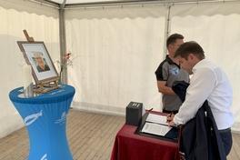 Eintrag ins Kondolenzbuch