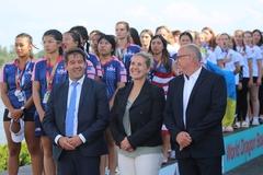 OB Steffen Scheller, DKV-Präsidentin Dajana Pefestorff und Championschip-Direktor Uwe Steinhäuser bei der Siegerehrung.