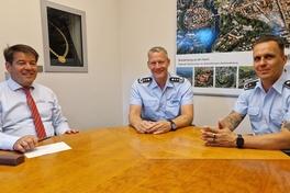 Oberbürgermeister Steffen Scheller am Tisch mit Oberst Nikolas Scholtka und Kay Büttner, Oberstleutnant der Reserve.