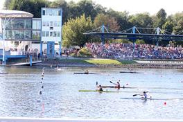 Zieleinlauf eines Kanu-Wettbewerbs auf der Regattastrecke