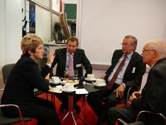 Interessiert hört die Oberbürgermeisterin den Ausführungen der Villmann-Geschäftsführer zu.