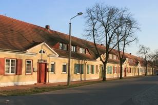 Einstöckiges Wohnhaus mit mehreren Eingängen