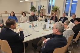 Oberbürgermeister Steffen Scheller am großen Tisch des ökumenischen Arbeitskreises.