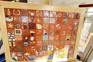 Mosaikbildnis mit vielen Pflanzen- und Tiermotiven.