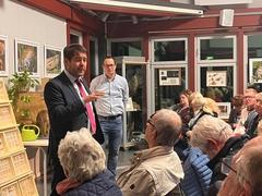 Oberbürgermeister Steffen Scheller erläutert die aktuelle Situation an der Planebrücke.