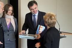 Oberbürgermeisterin überreicht dem Botschafter ein Begrüßungskoffer der Stadt Brandenburg an der Havel.