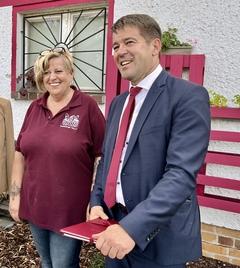 Oberbürgermeister Steffen Scheller mit einer der langjährigen Unterstützerinnen des Vereins  Griseldis Grey.