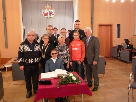 Gruppenfoto mit der Oberbürgermeisterin, dem SVV-Vorsitzenden, Olympiateilnehmerin Fini Sturm und Sportfreunden.