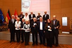 Gruppenbild der mit der Verdienstmedaille Geehrten.