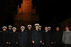 Besatzungsmitglieder der Fregatte Brandenburg mit Oberbürgermeister Scheller vor dem Rathaus