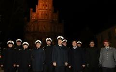 Besatzungsmitglieder der Fregatte Brandenburg mit Oberbürgermeister Scheller vor dem Rathaus